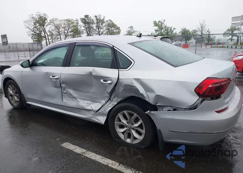 2017 Volkswagen Passat 1.8T S z USA, uszkodzony, nr VIN 1VWAT7A38HC064419